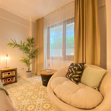 Missafir With Bosphorus View In Kuzguncuk *